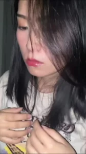 惊险又刺激！调教大二学妹挑战在楼道里打炮路人经过差点被发现