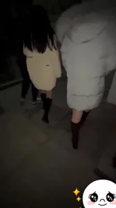 精彩换妻聚会淫乱的脱衣服游戏让两女穿上丝袜共侍一夫