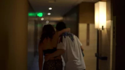 失恋的女生跟男同事去酒吧注意安全！这下逼都保不住了